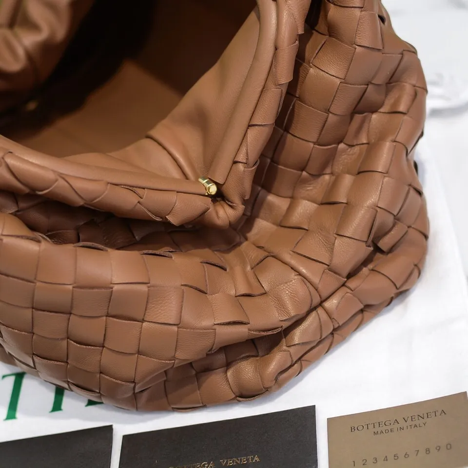 Batch 1860 🔥🔥The counterattack of the popular Bottega Veneta started with this series of cloud bags, which went viral in the fashion circle and started a craze! Out of stock, out of stock, out of stock... One piece is hard to find, super hard to buy, regardless of age, season, or occasion. Very classy. Really, if you carry this on the road, it will turn heads! This is also the reason why this series is so expensive. Large size: 38*20*8.5cm [Big clouds and large grid weaving]